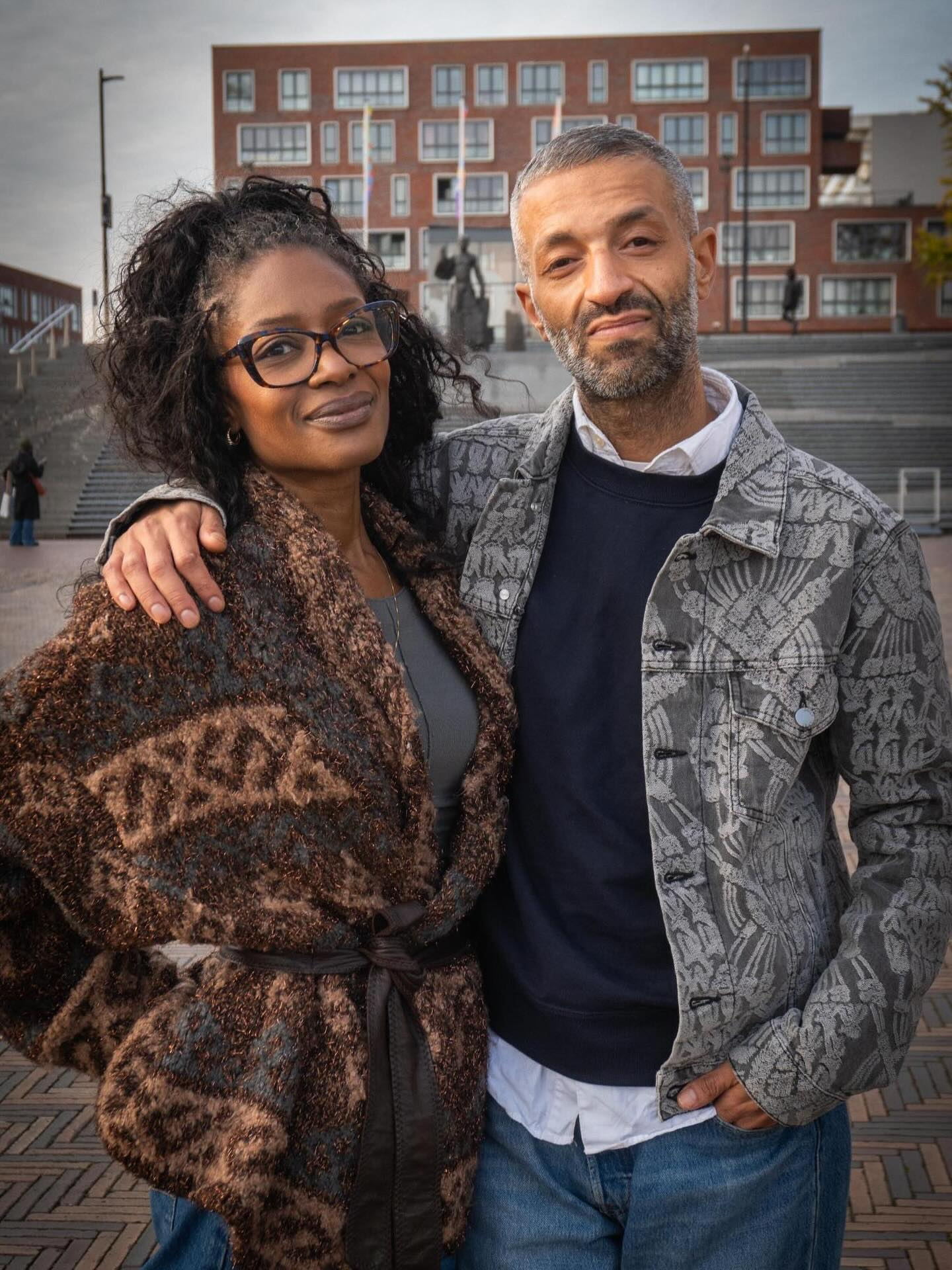 Sylvana Simons en Tofik Dibi schouder aan schouder.